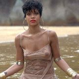 Rihanna-boob-slip-1