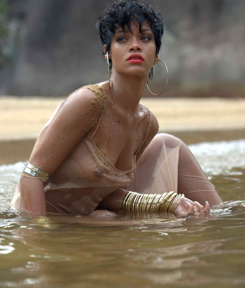 Rihanna-boob-slip-2.jpg