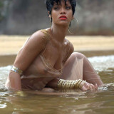 Rihanna-boob-slip-2